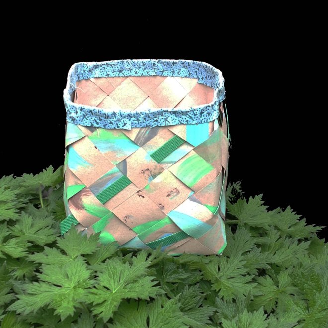 tub with corners woven from strips of paper